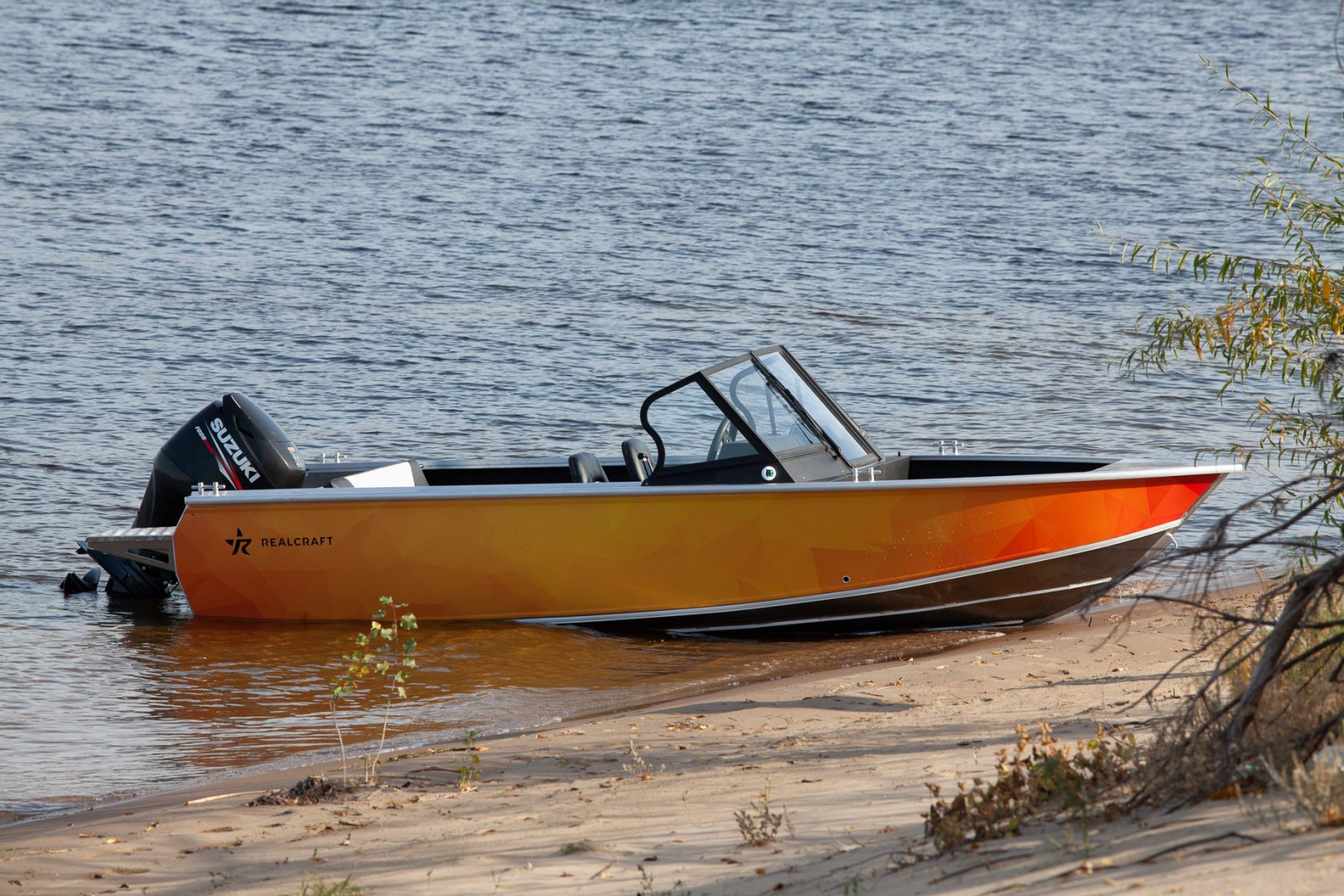 Лодка алюминиевая Realcraft 500 (Fish-подиум + спал. места)