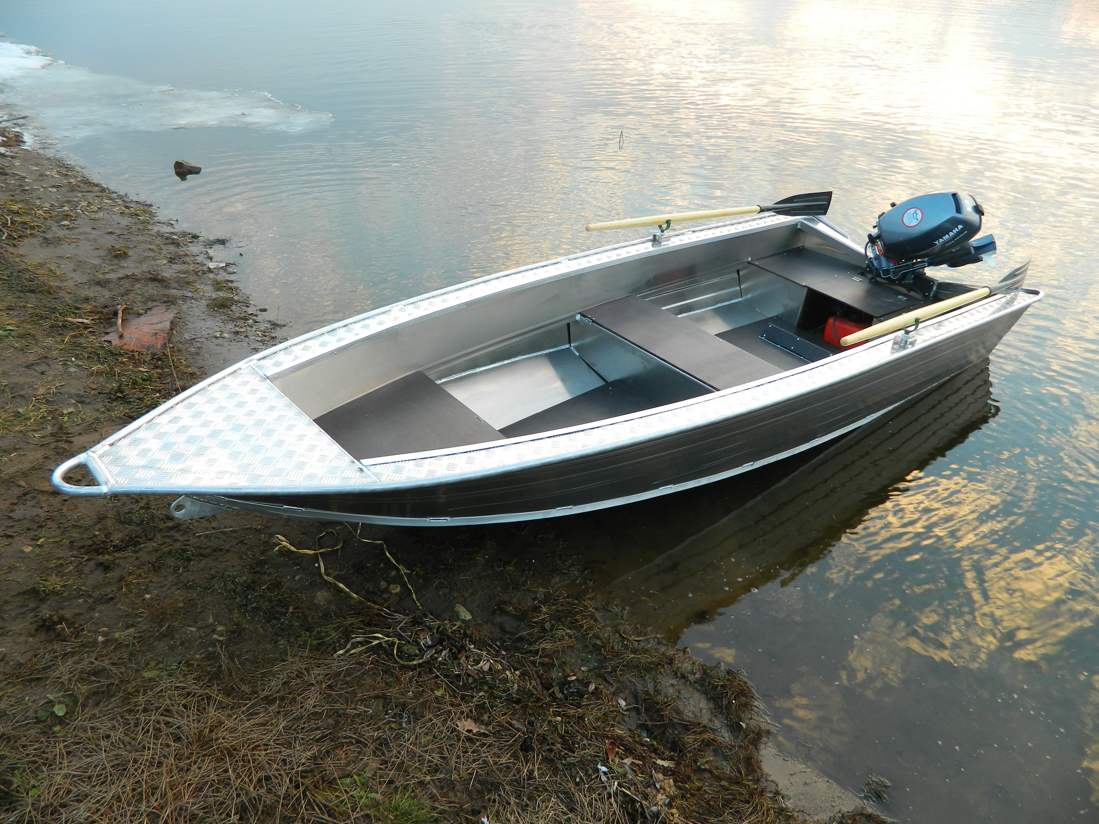 Алюминиевая лодка под 30 л с. Лодка Wyatboat 390у. Лодка алюминиевая Вятбот. Алюминиевая лодка 390 румпельная. Вятбот 390 ДСМ